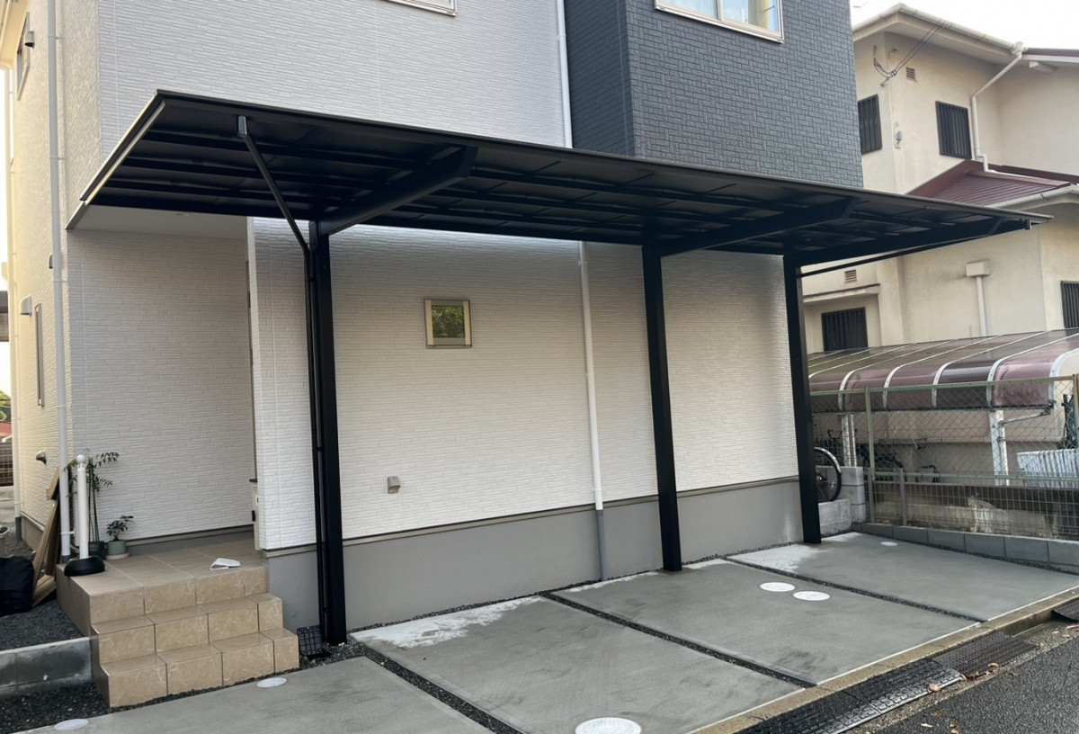 ECO plus so-yu-の【枚方市】最新のカーポート モダンな建物に”オールブラックデザイン”の施工後の写真1