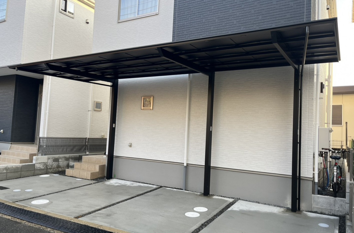 ECO plus so-yu-の【枚方市】最新のカーポート モダンな建物に”オールブラックデザイン”の施工後の写真2