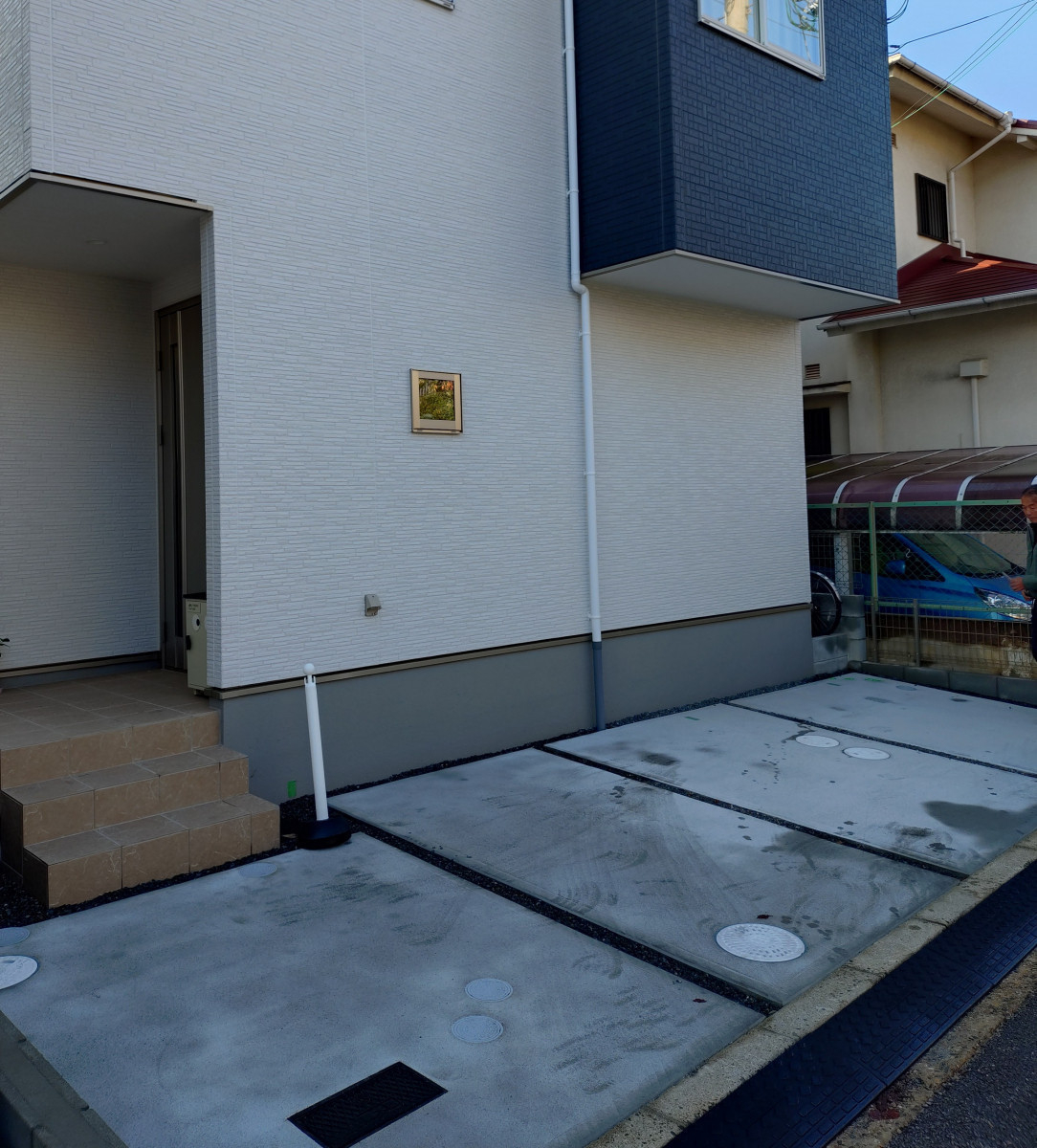 ECO plus so-yu-の【枚方市】最新のカーポート モダンな建物に”オールブラックデザイン”の施工前の写真1