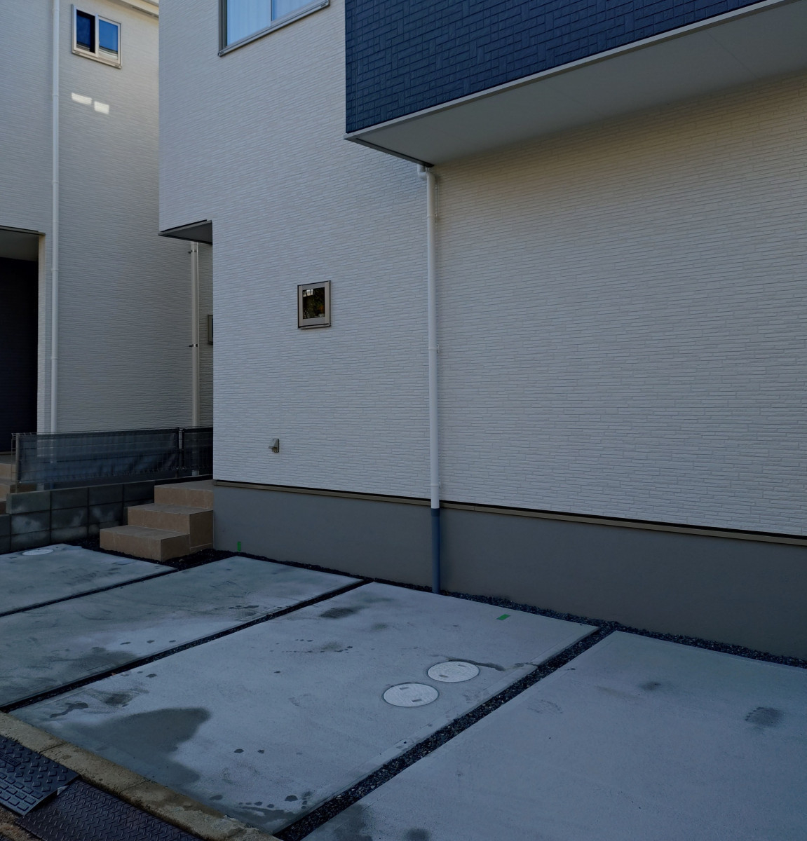 ECO plus so-yu-の【枚方市】最新のカーポート モダンな建物に”オールブラックデザイン”の施工前の写真2