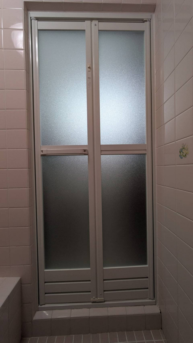 ECO plus so-yu-の【枚方市】浴室中折れドアの取替で、快適・清潔なバスルームに！の施工後の写真2