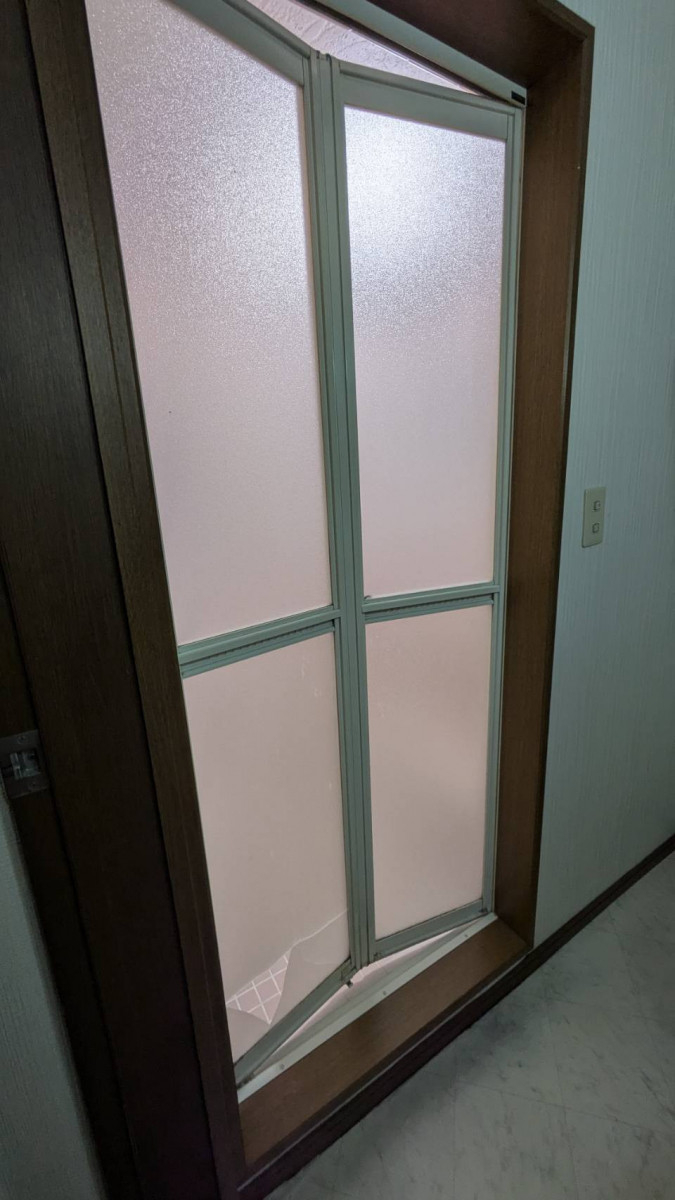 ECO plus so-yu-の【枚方市】浴室中折れドアの取替で、快適・清潔なバスルームに！の施工前の写真1