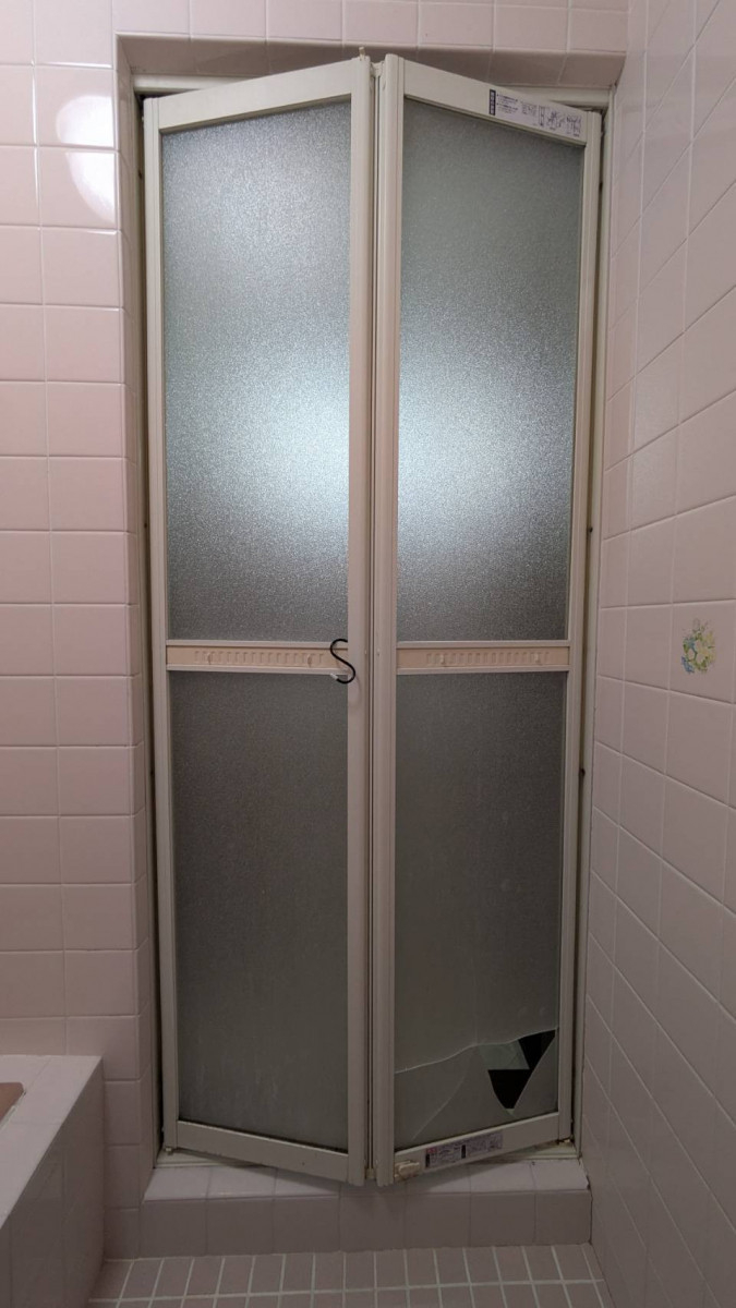 ECO plus so-yu-の【枚方市】浴室中折れドアの取替で、快適・清潔なバスルームに！の施工前の写真2