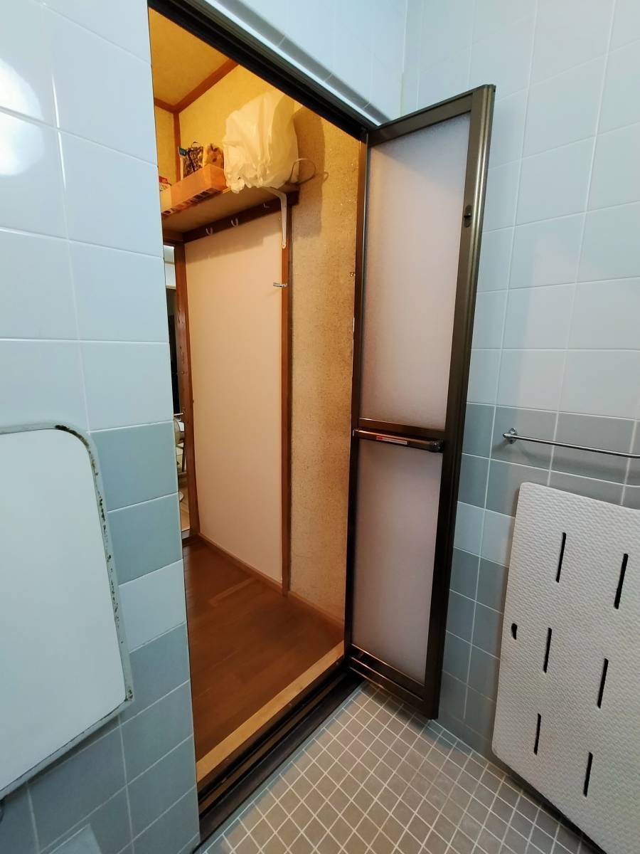 ECO plus so-yu-の浴室中折れドア　カバー工法で取替の施工後の写真1