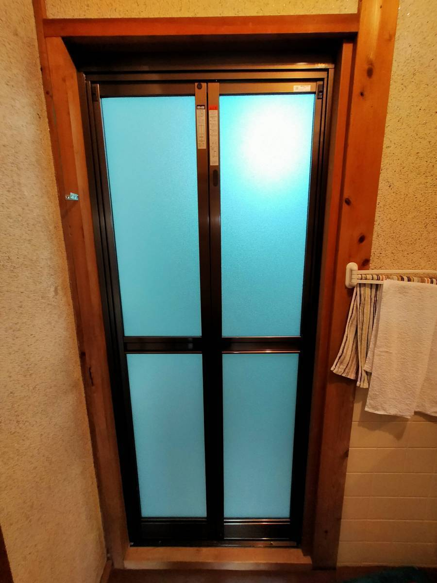 ECO plus so-yu-の浴室中折れドア　カバー工法で取替の施工後の写真3