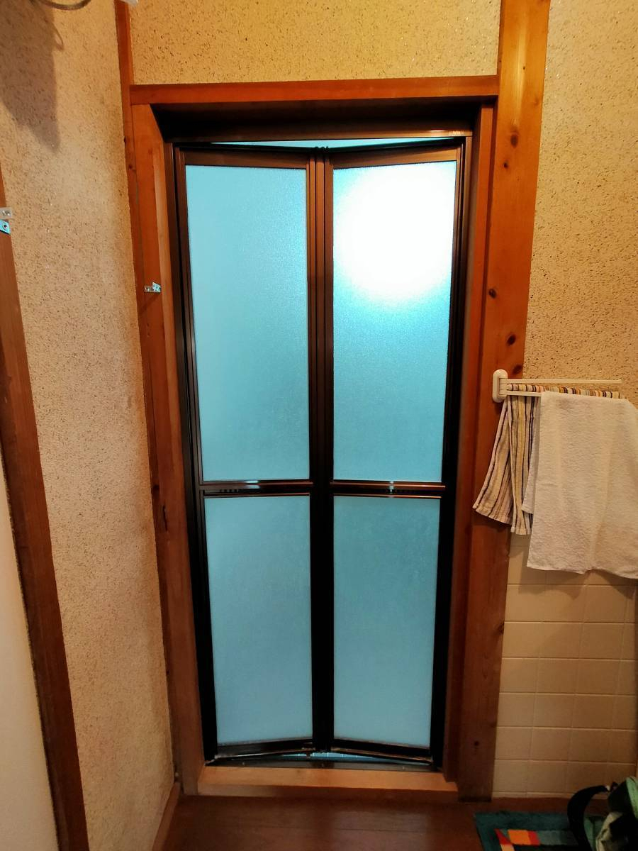 ECO plus so-yu-の浴室中折れドア　カバー工法で取替の施工前の写真1