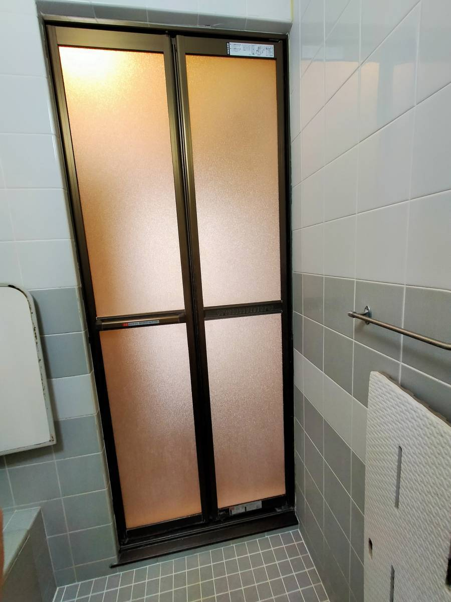 ECO plus so-yu-の浴室中折れドア　カバー工法で取替の施工前の写真2
