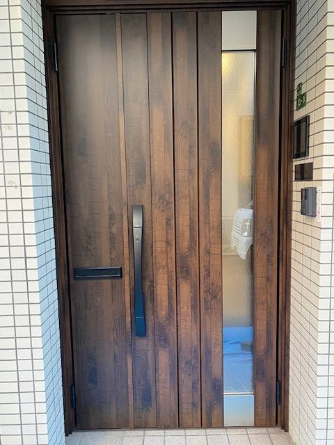 ECO plus so-yu-の古いタイプのランマ付袖付玄関ドア→木目調のリモコンキーにの施工後の写真1