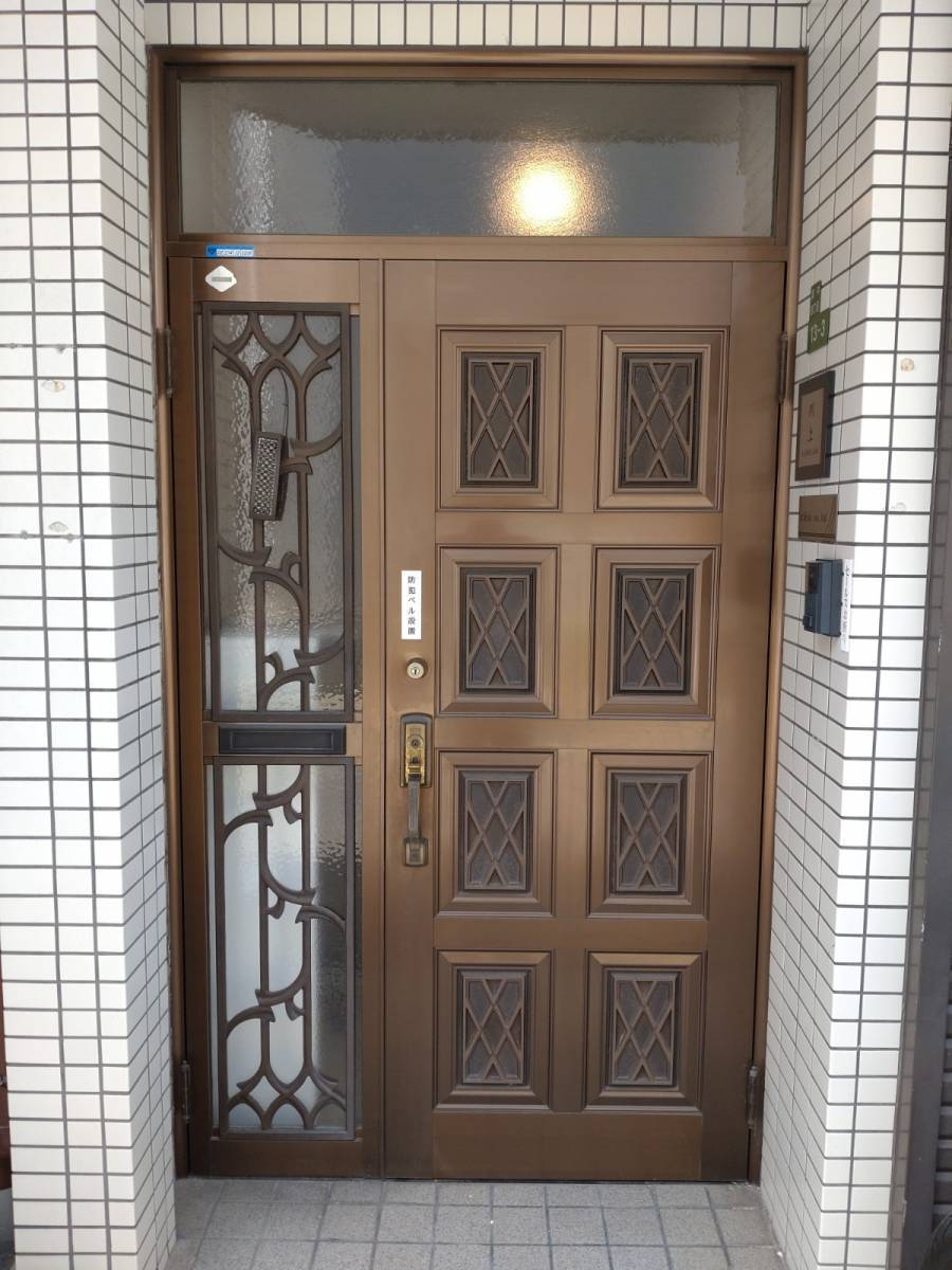 ECO plus so-yu-の古いタイプのランマ付袖付玄関ドア→木目調のリモコンキーにの施工前の写真1