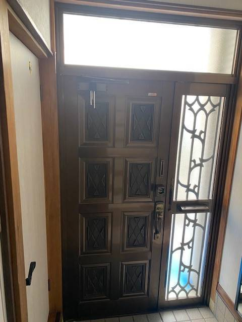 ECO plus so-yu-の古いタイプのランマ付袖付玄関ドア→木目調のリモコンキーにの施工前の写真2