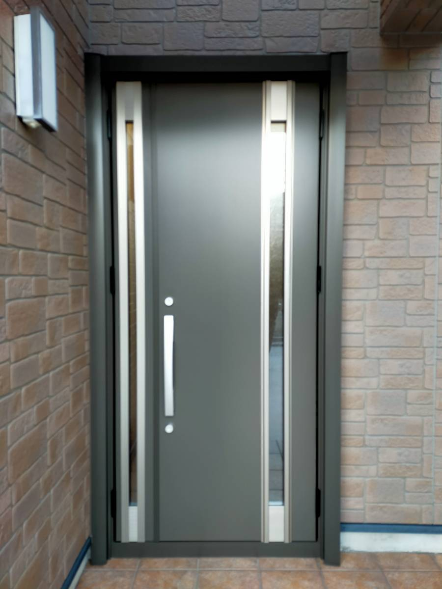 ECO plus so-yu-の木目調親子ドア→シンプルアルミ色のドアに取替!!の施工後の写真1