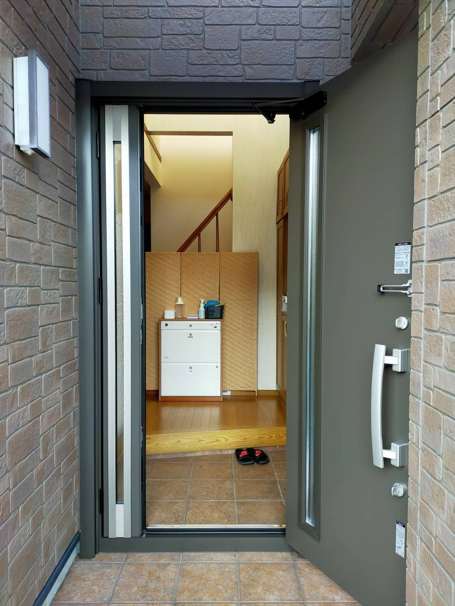 ECO plus so-yu-の木目調親子ドア→シンプルアルミ色のドアに取替!!の施工後の写真2