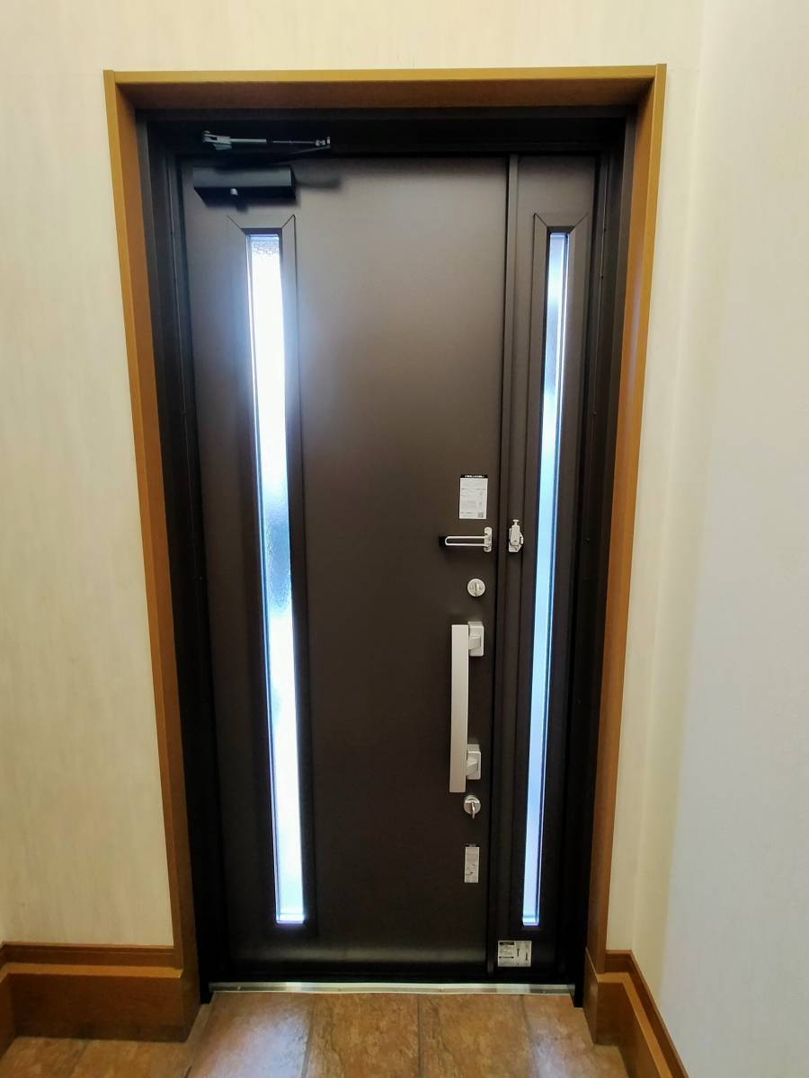 ECO plus so-yu-の木目調親子ドア→シンプルアルミ色のドアに取替!!の施工後の写真3