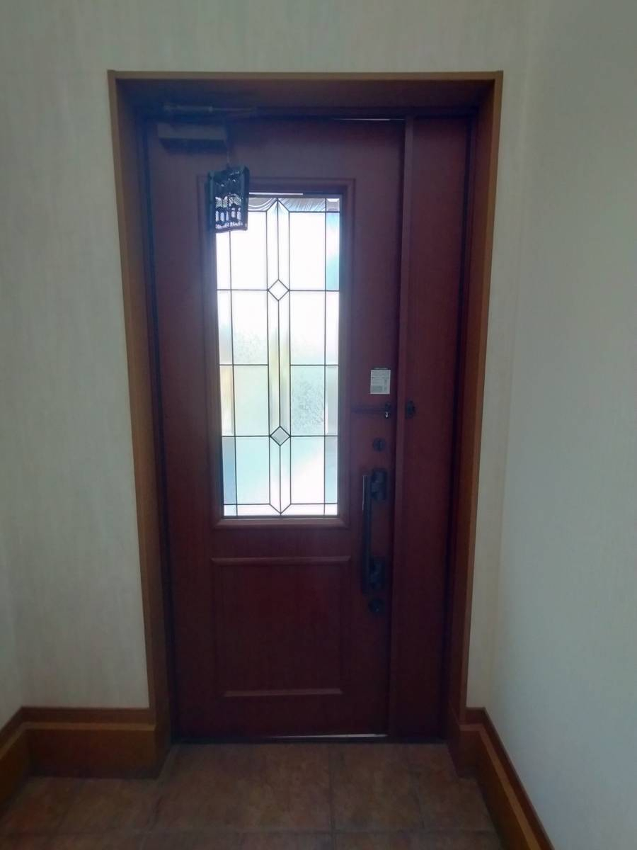 ECO plus so-yu-の木目調親子ドア→シンプルアルミ色のドアに取替!!の施工前の写真2