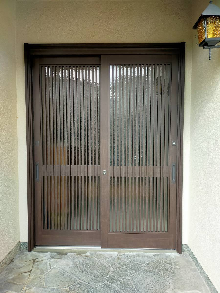 ECO plus so-yu-の古くなった玄関引戸→ランマを取って大型引戸にの施工後の写真1