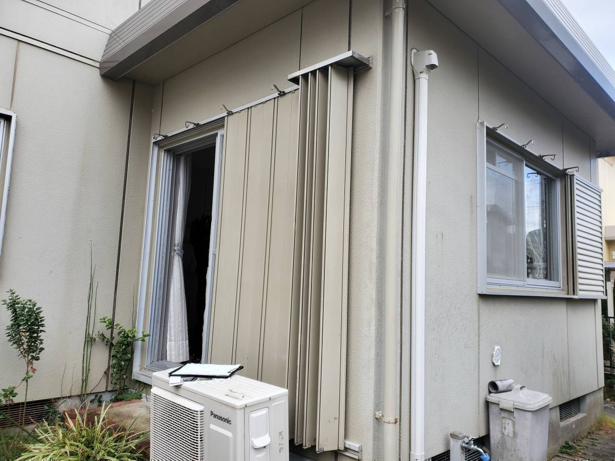 阪神北トーヨー住器の折り畳み雨戸から新しくシャッター取付させて頂きましたの施工前の写真1