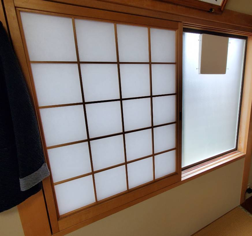 阪神北トーヨー住器のインプラス（和紙調複層ガラス）施工させていただきましたの施工前の写真1