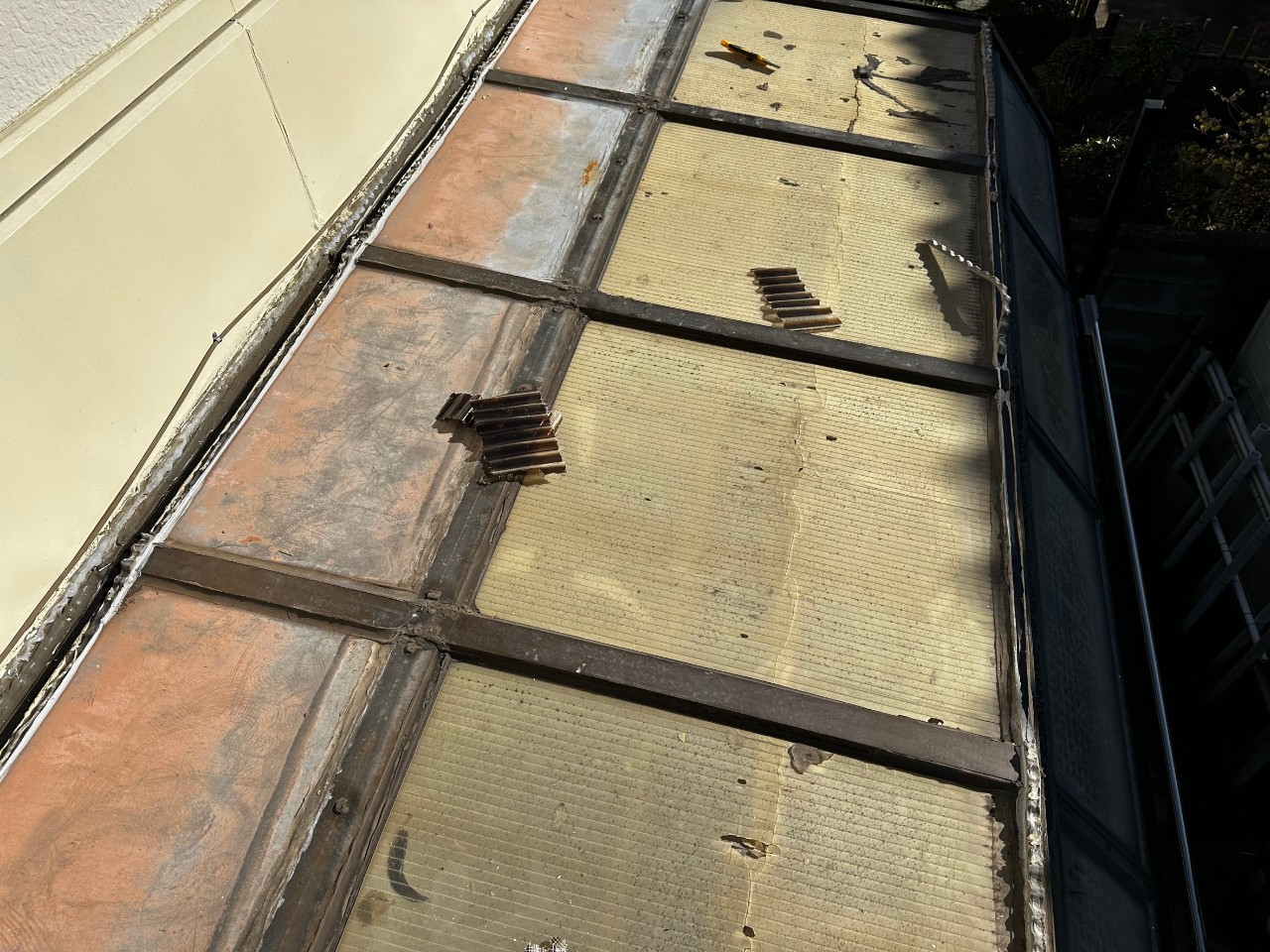 テラス屋根材交換☆雹被害で壊れた屋根を修理 西幸のブログ 写真1