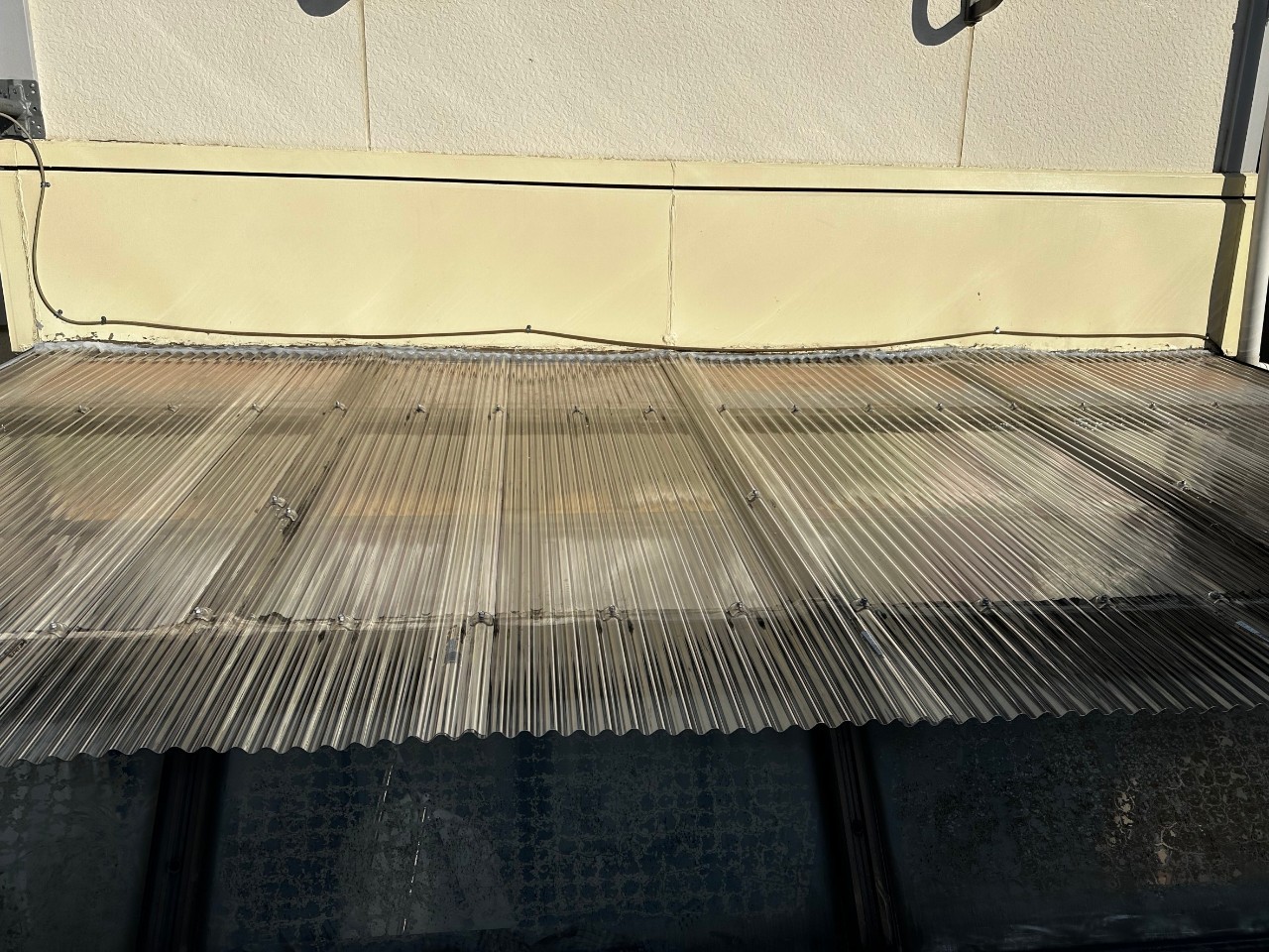 テラス屋根材交換☆雹被害で壊れた屋根を修理 西幸のブログ 写真2