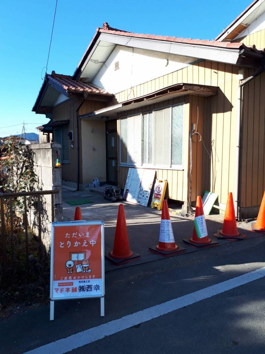 西幸の群馬県藤岡市　1dayリフォーム　玄関引戸の施工前の写真2