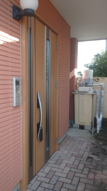 西幸の群馬県太田市　玄関リフォーム　手動から電気錠にしましたの施工後の写真1
