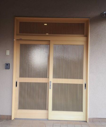 西幸の埼玉県美里町　玄関引戸リフォーム　複層ガラスに変えて断熱性能アップ！の施工前の写真1