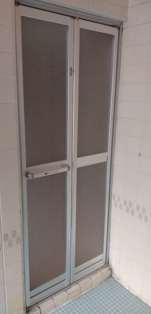 西幸の1dayリフォーム　浴室中折れドア交換の施工後の写真1