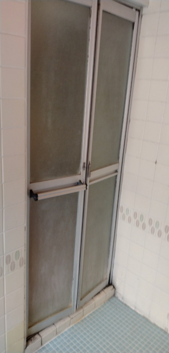 西幸の1dayリフォーム　浴室中折れドア交換の施工前の写真1
