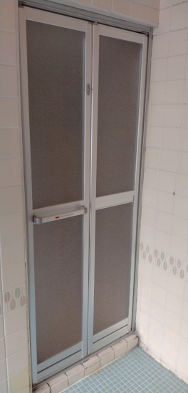西幸の1dayリフォーム　浴室中折れドア交換施工事例写真1