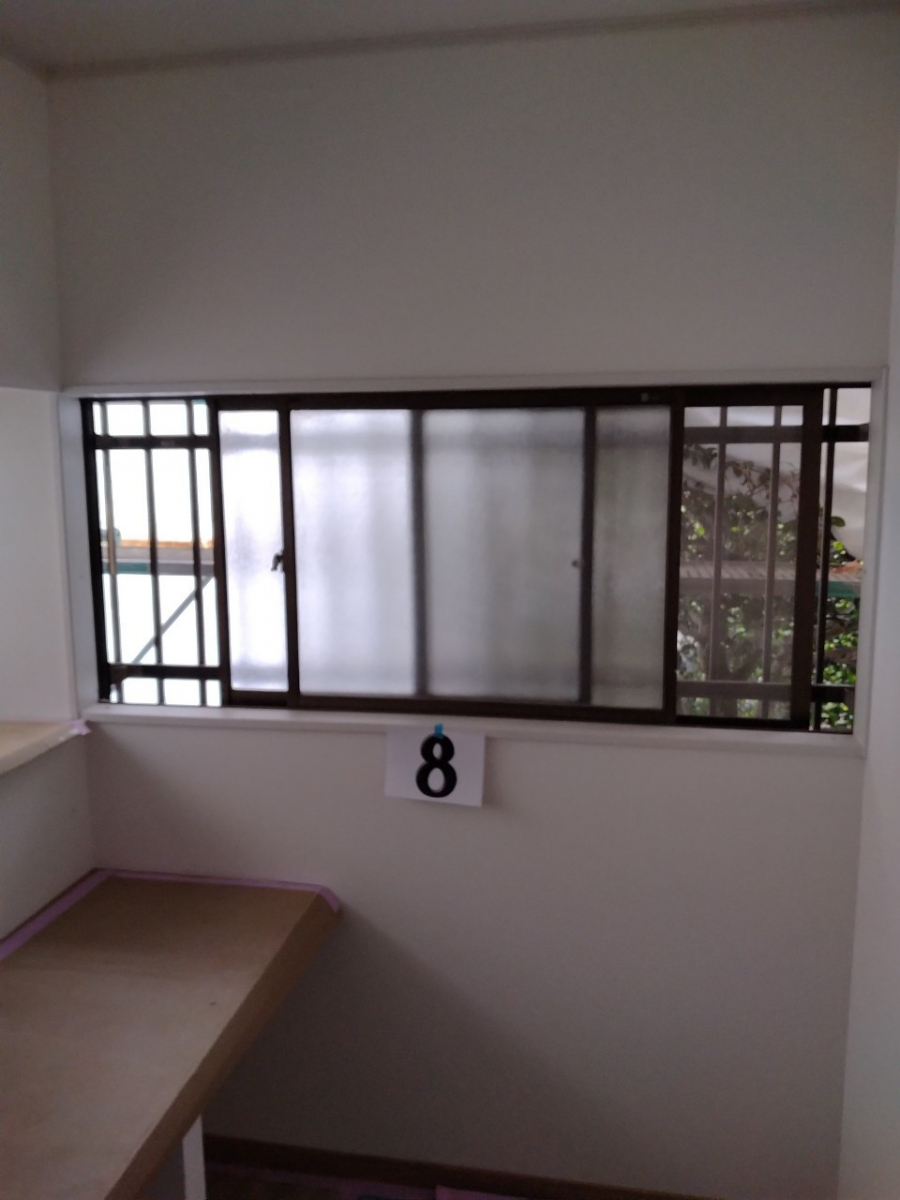 西幸の部屋全体に窓断熱、内窓工事の施工前の写真1