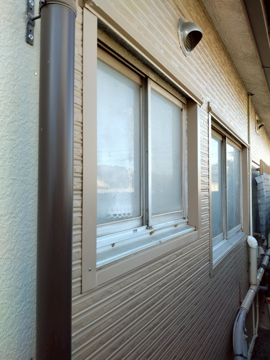 西幸の住まいの防犯対策に面格子取付の施工前の写真1