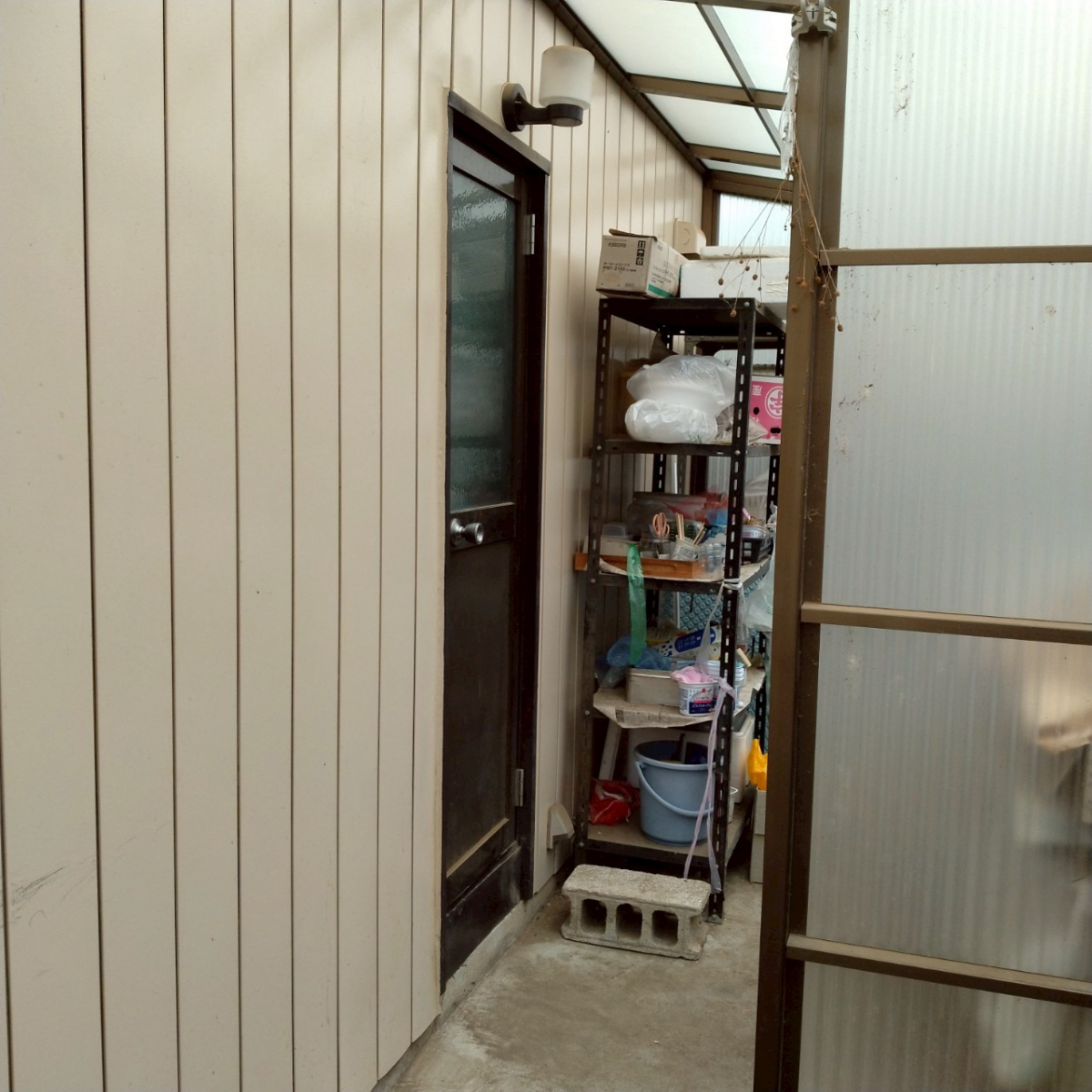 西幸の勝手口ドア交換の施工前の写真1