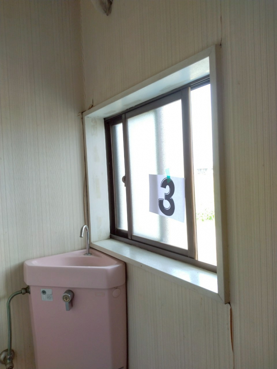 西幸の寒さ感じる窓に内窓取付!の施工前の写真3