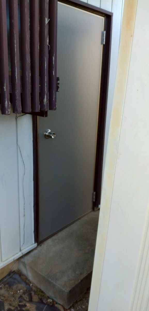 西幸の勝手口ドアをリニューアル！の施工後の写真1