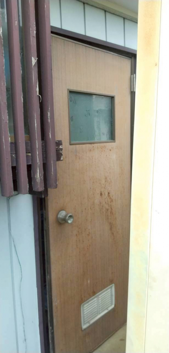 西幸の勝手口ドアをリニューアル！の施工前の写真1