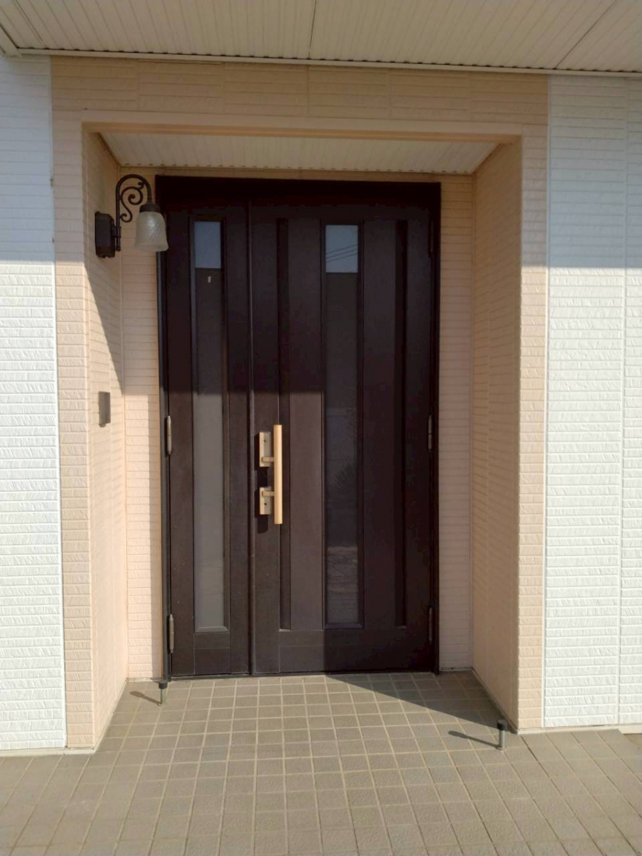 西幸の玄関ドア工事で防犯性UPの施工前の写真1