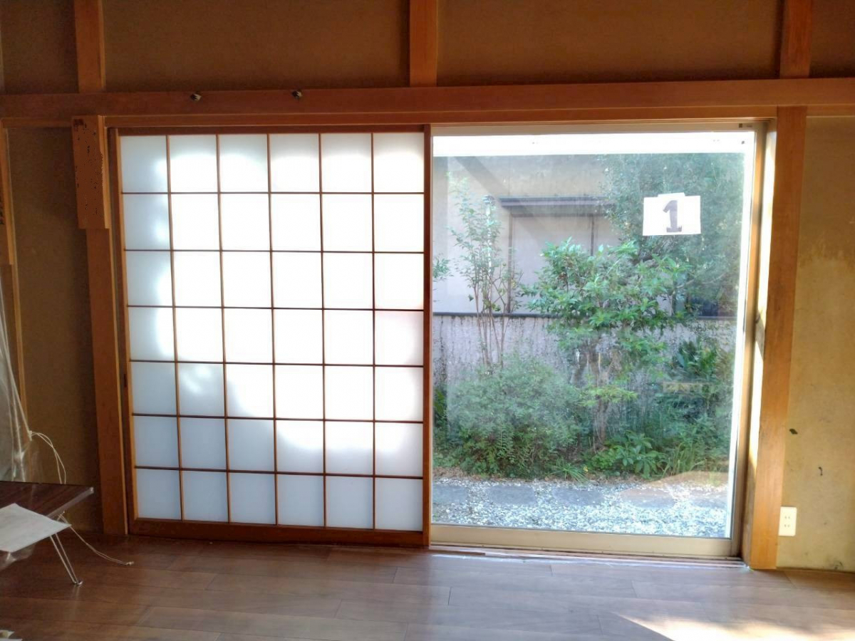 西幸の和紙調格子の内窓取付の施工前の写真1