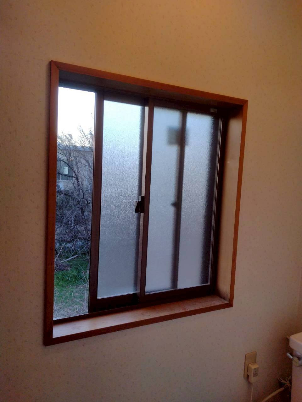 西幸のひんやりトイレ窓に内窓をの施工前の写真2