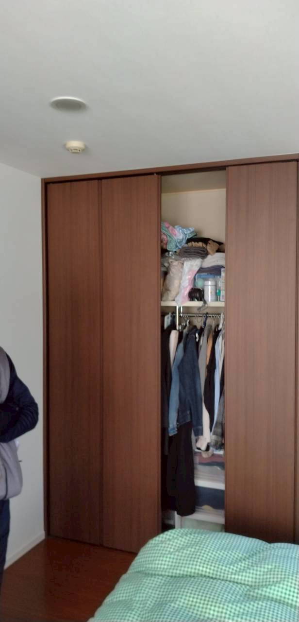 西幸のクローゼット折れ戸の扉部分の交換工事の施工前の写真1