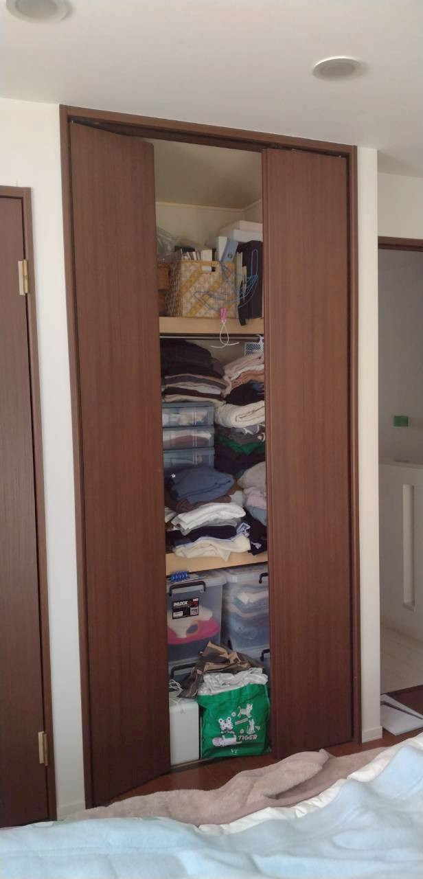 西幸のクローゼット折れ戸の扉部分の交換工事の施工前の写真2