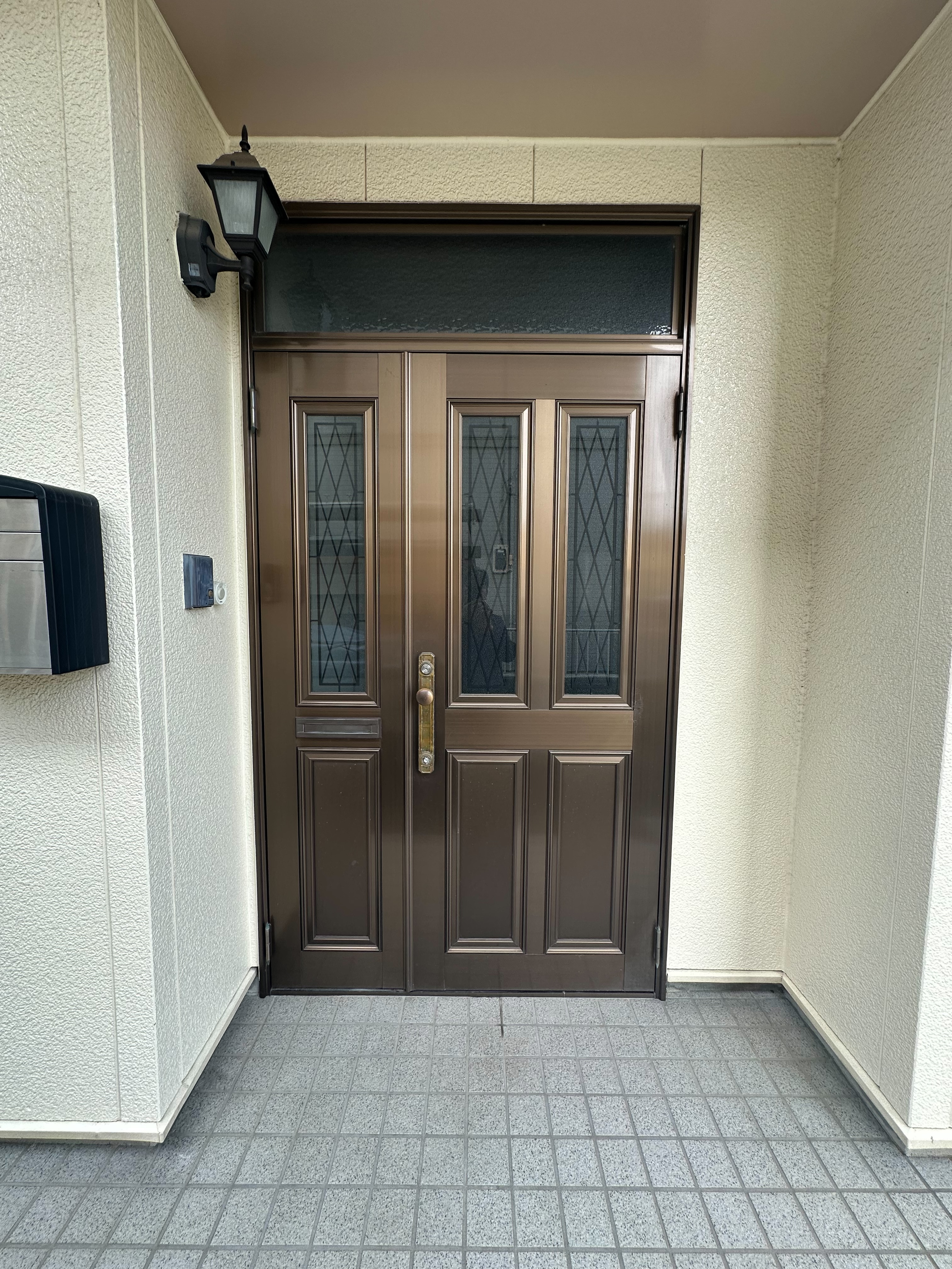 西幸の防犯性能を高め、家族を守る！　玄関ドア工事の施工前の写真1