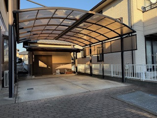 西幸のカーポート屋根パネルの交換工事の施工前の写真1