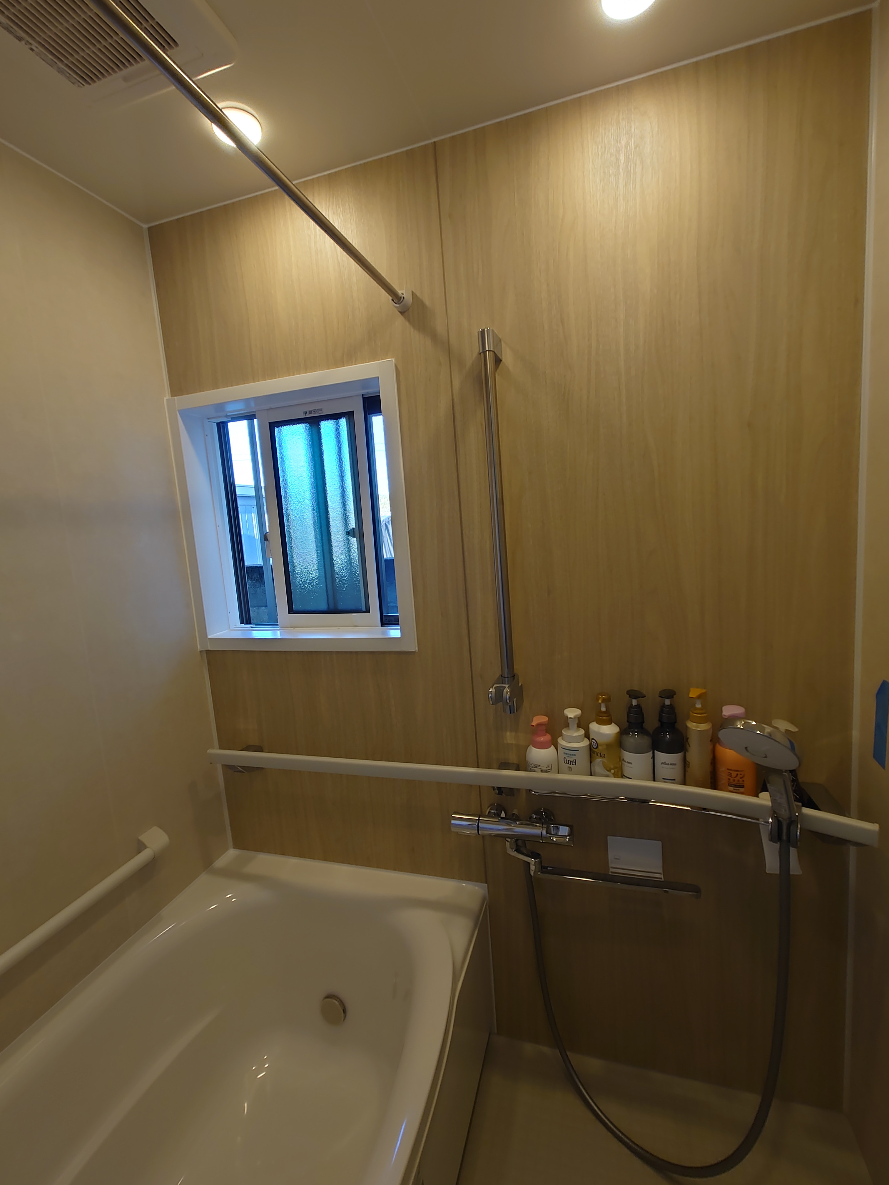 西幸の３世代が喜んだお風呂窓リフォーム！　 窓断熱で暖かさを実感の施工後の写真2