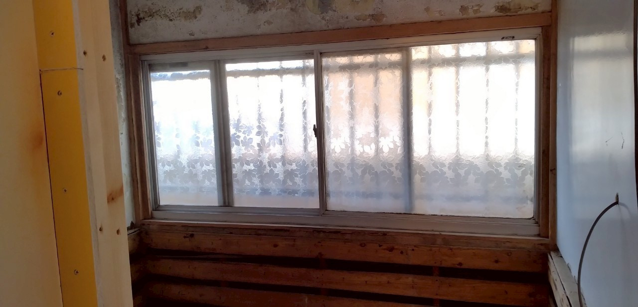 西幸の３世代が喜んだお風呂窓リフォーム！　 窓断熱で暖かさを実感の施工前の写真1