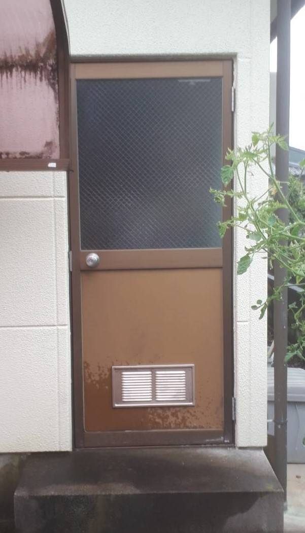 西幸の群馬県太田市　１dayリフォーム　勝手口ドアの施工前の写真1