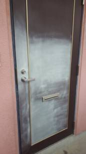西幸の玄関ドア修理の施工前の写真2