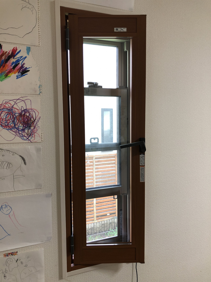 ハラコーの【内窓施工例】リビング内窓インプラス(断熱/結露 窓リフォーム)東村山市の施工後の写真1