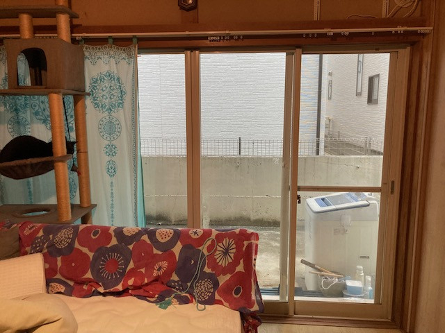 ハラコーの【内窓施工例】内窓インプラス（断熱/結露 窓リフォーム）猫も喜ぶ快適リビングに　東村山市の施工前の写真1