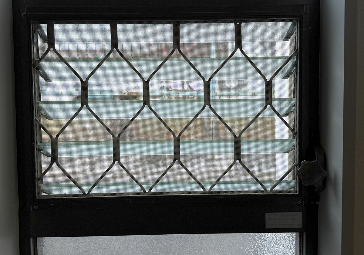 ハラコーの【内窓施工例】インプラス・洗面所のルーバー窓に内窓設置。小窓でもしっかり断熱・目隠し効果｜東大和市の施工前の写真1