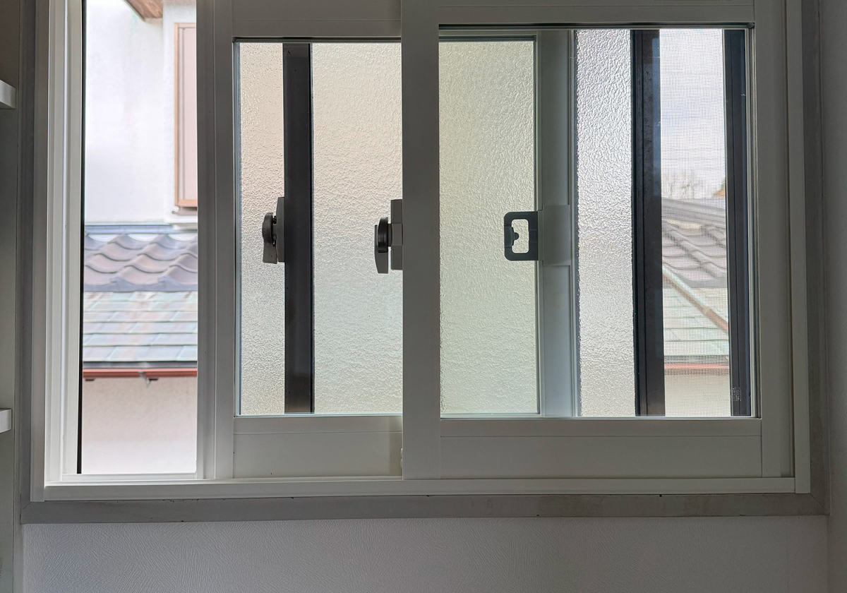 ハラコーの【内窓インプラス施工例】トイレの小窓に内窓を設置。冷気・結露・プライバシー対策を1つで解決｜東大和市の施工後の写真1